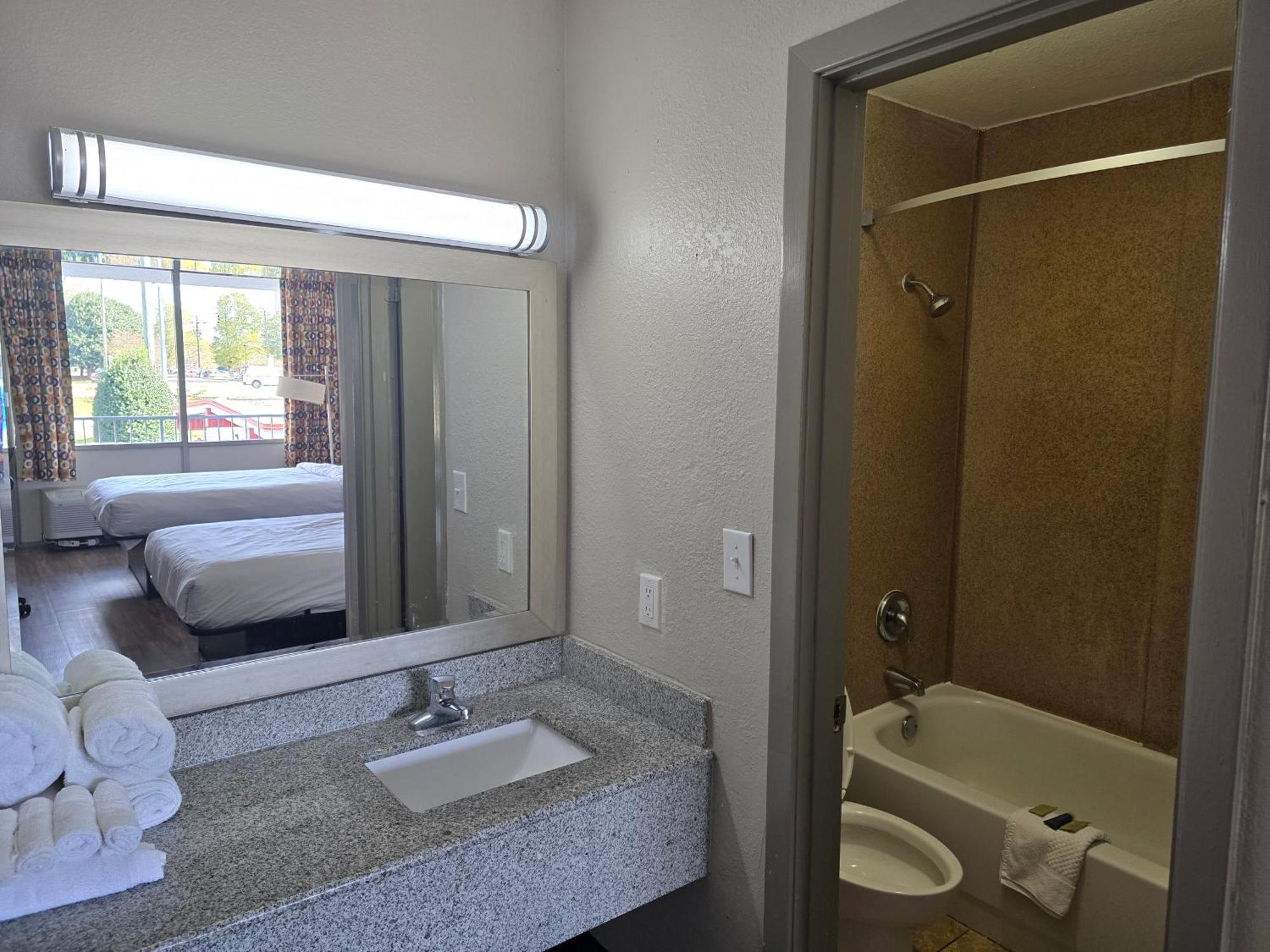 Days Inn By Wyndham Raleigh South Εξωτερικό φωτογραφία
