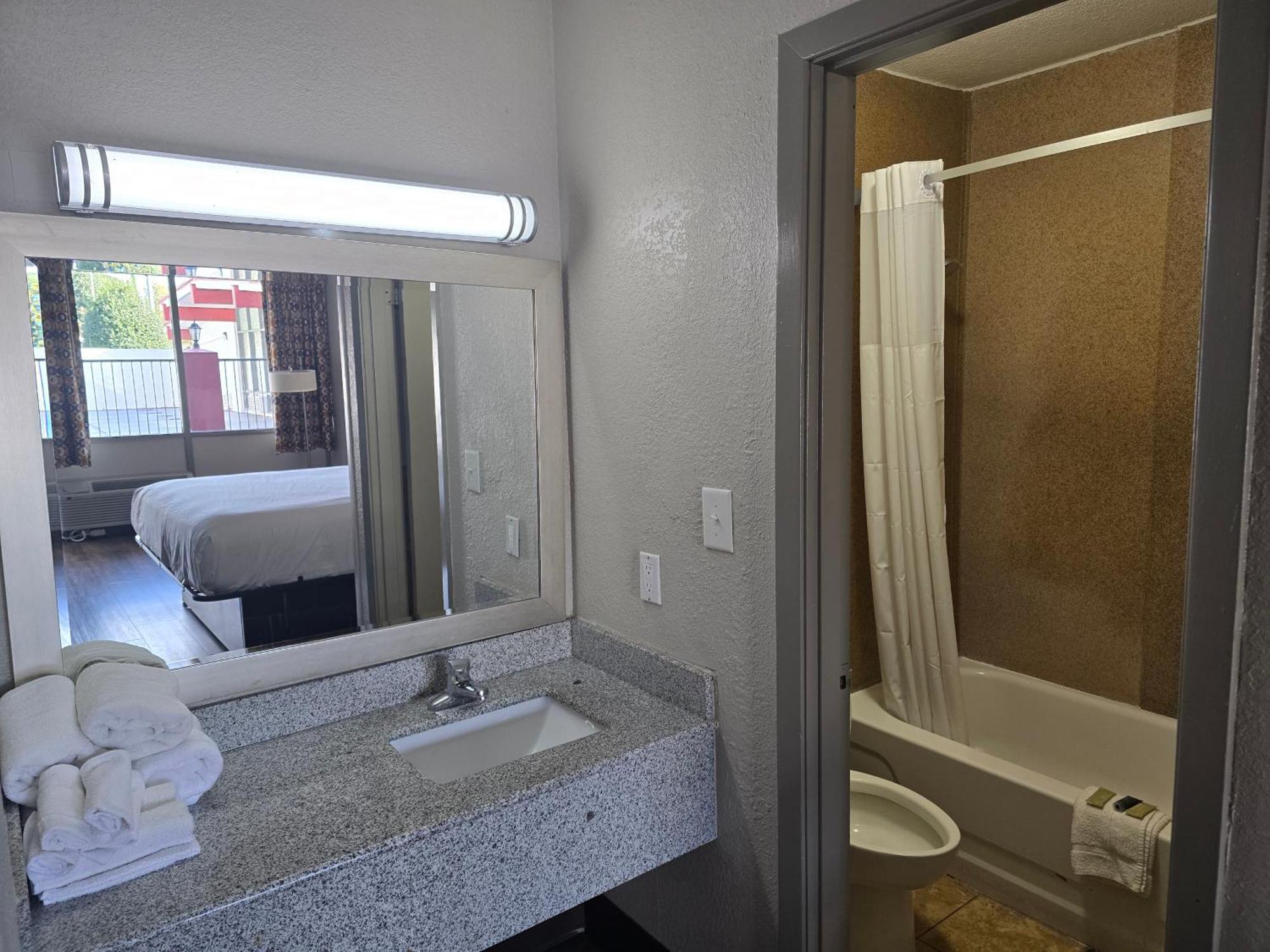 Days Inn By Wyndham Raleigh South Εξωτερικό φωτογραφία